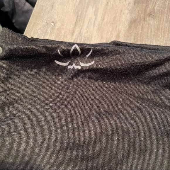 💥 3/$15 💥 Beyond Yoga hidden pocket infinity scarf NWT - Picture 2 of 10